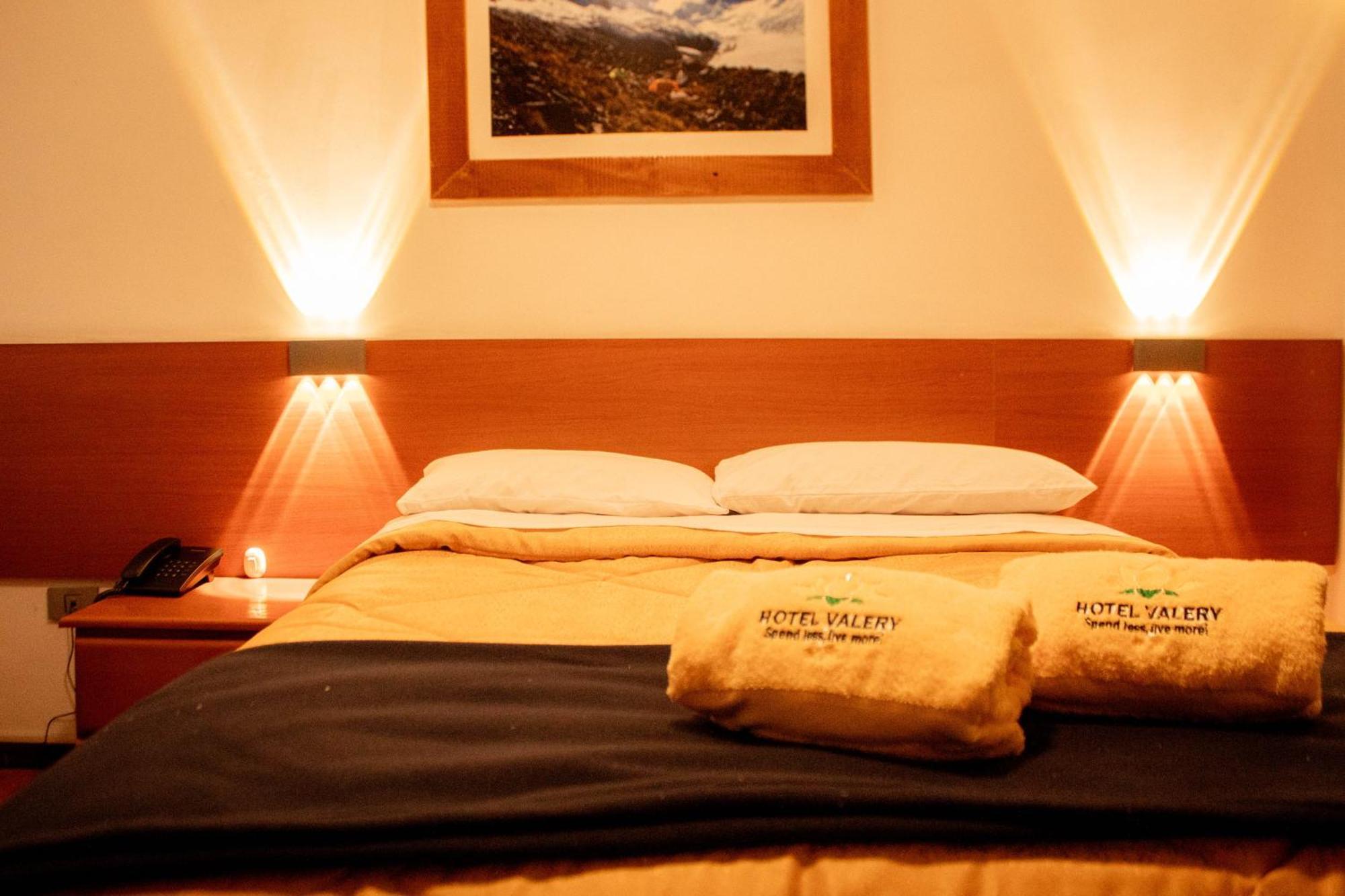 Hotel Valery 2 Estrellas Уарас Экстерьер фото