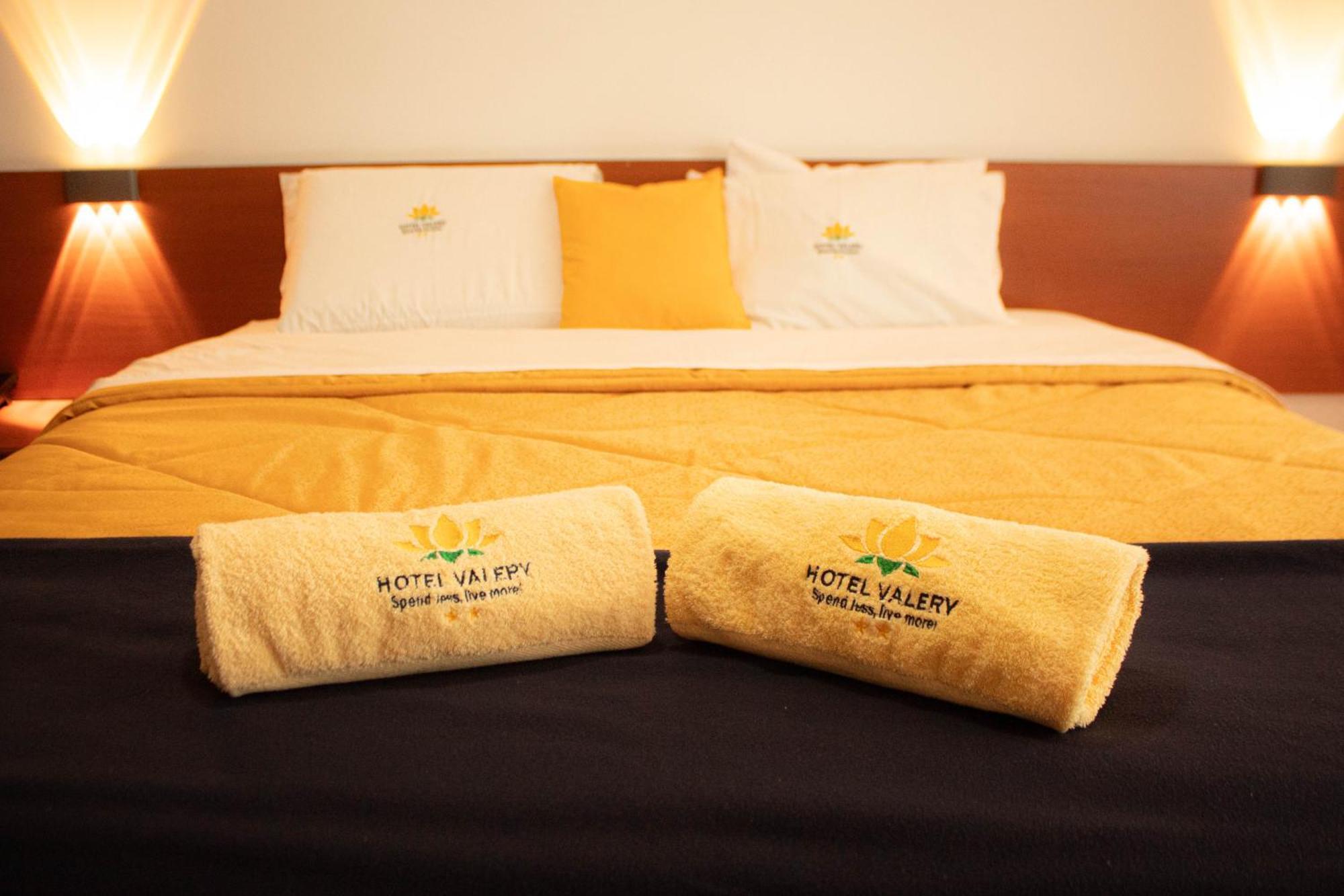 Hotel Valery 2 Estrellas Уарас Экстерьер фото