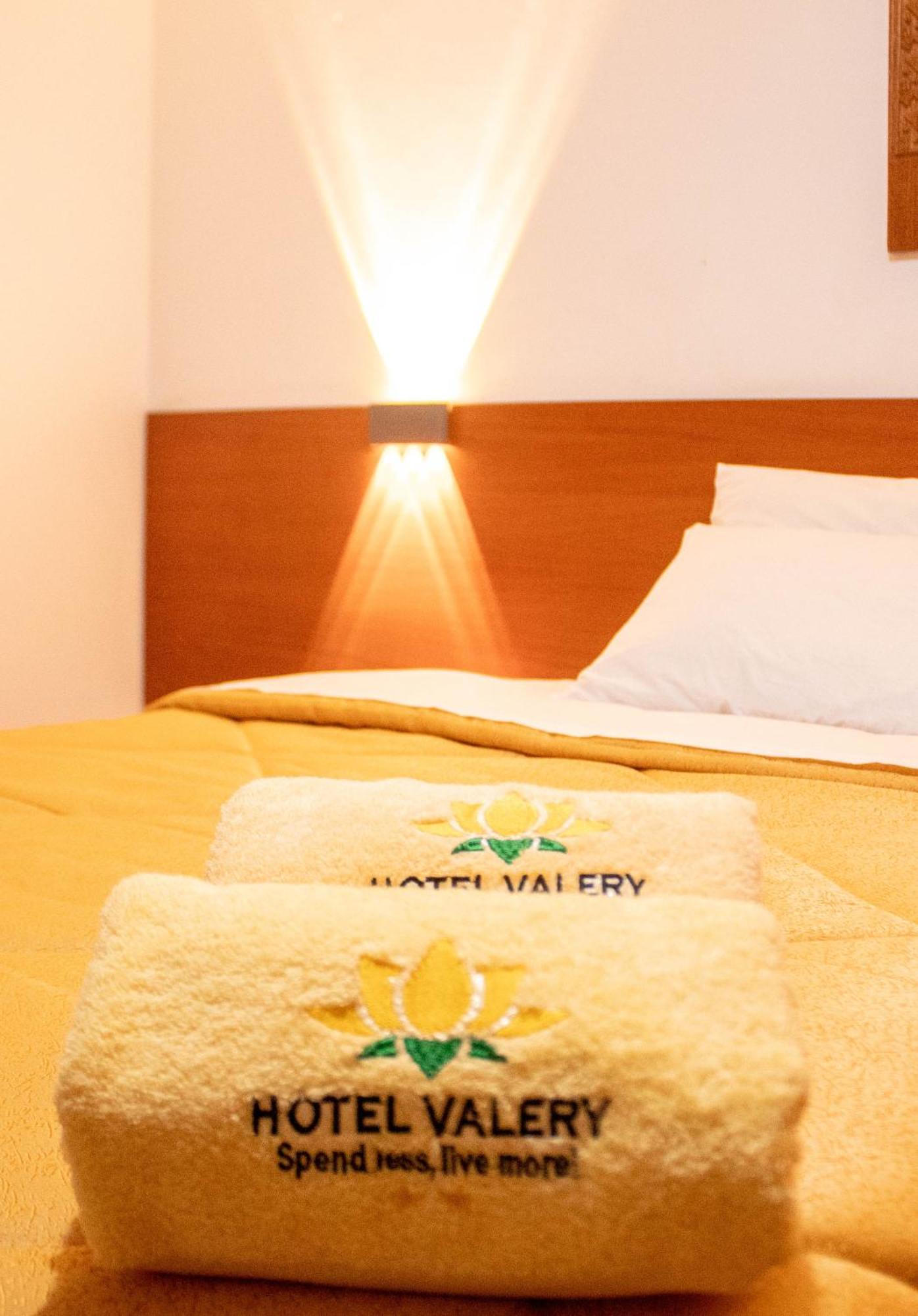 Hotel Valery 2 Estrellas Уарас Экстерьер фото